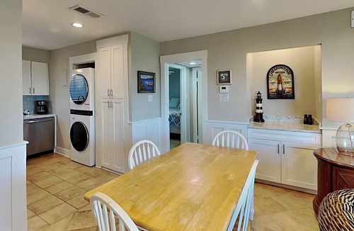 Tybee Island Condo | Wraparound Balcony w/Stunning Sunrise & Sunset Views + Pool Access