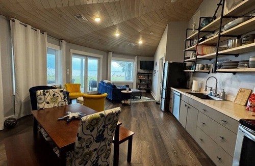 Ocean Springs House | Wynsum Pelican Gulf Front 2 BR 2 BA Pool House only 11 miles from Ocean Springs!