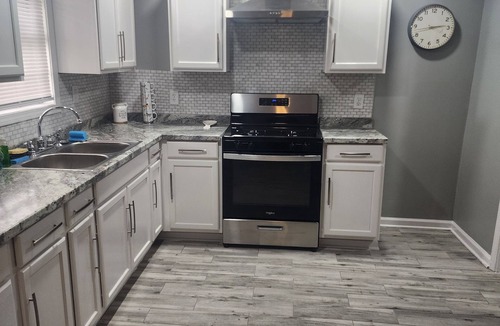 Hollandale House | X Marks the Spot 3 Bedrooms, 4 Beds, 1 bathroom House. Newly remodeled.