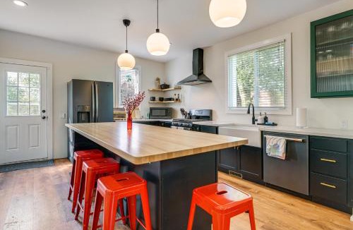 Detroit House | Yard & Fire Pit! Chic Retreat, 2 Mi to Ford Field