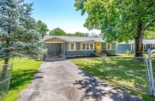 Lupton City House | Yellow Door Cottage - 3BR, Pet & family friendly!