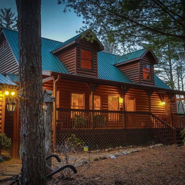 VeryPrivate!5Bed Spacious Lodge❤Reconnect,Hot Tub, FirePit,GameRoom,Pet Friendly in Morganton