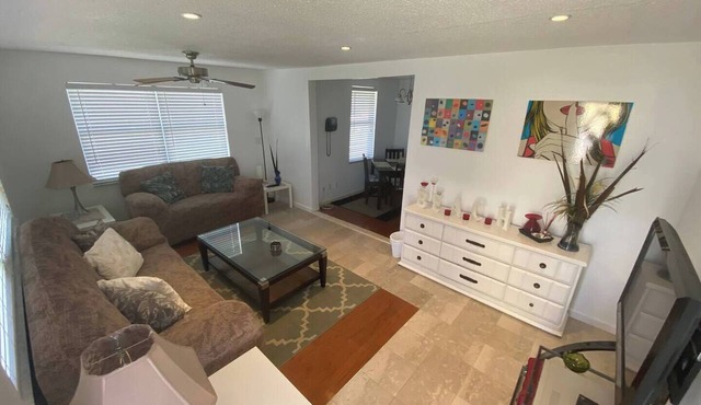 1/1 hidden gem 1st floor rental - Steps to Ocean!