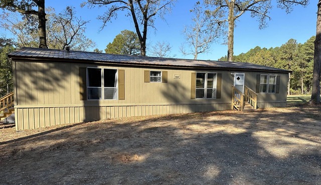1.5 miles to Mystic Creek Golf course with outdoor patio overlooking two ponds