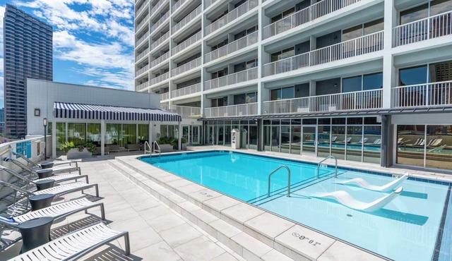 1 King Std Room, Holiday Inn – Rooftop Pool, 4 Blocks from Caesars Superdome