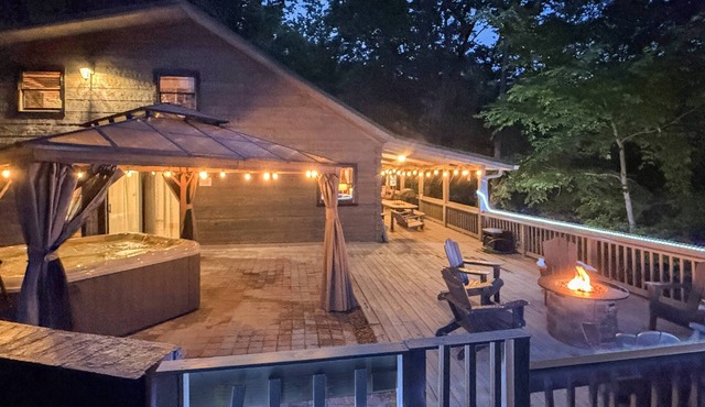1 mile to TN RiverPlace-Log Cabin-Hot Tub-Pond Fishing-2 Acres-Covered Deck-Firepit-Chattanooga