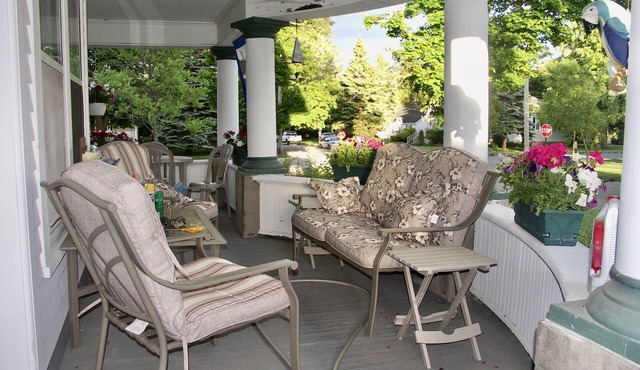 1 Queen Bed, Full Bath, weekly vacation rental in small quaint town. Sat to Sat