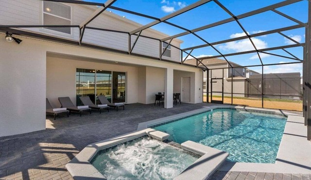 10 bedroom Disney area rental with dining for 16 and screened pool