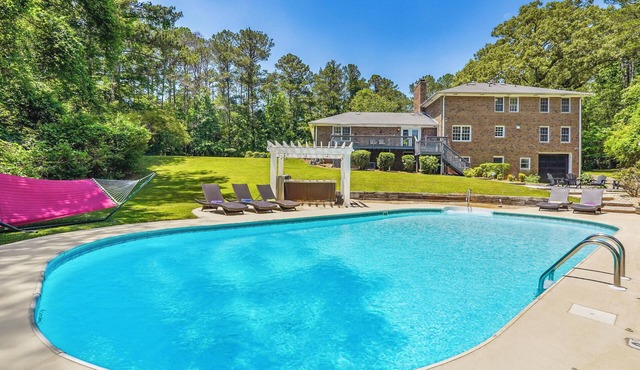 16-Acre Serene Private Oasis Pool HotTub Firepit Playground Games
