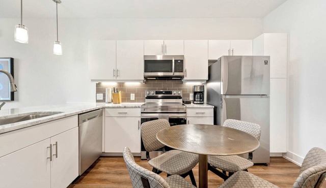1B1B Midtown Apartment Private Balcony, Views, Gym