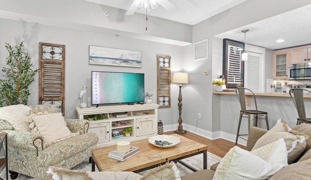 1BR Condo at Baytowne! Steps to Wharf, Tropical Pool & Hot Tub, Balcony View.