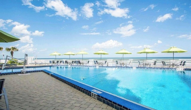 2 Bedroom Oceanfront Condo, Sleeps 6, Daytona Seabreeze Resort!