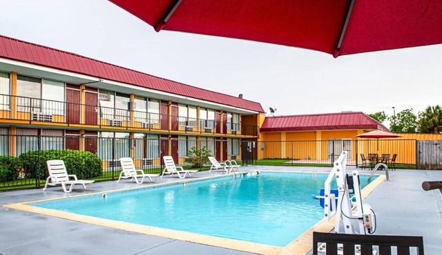 2 Budget-Friendly Rooms Near Popular Attractions – Close to I-10