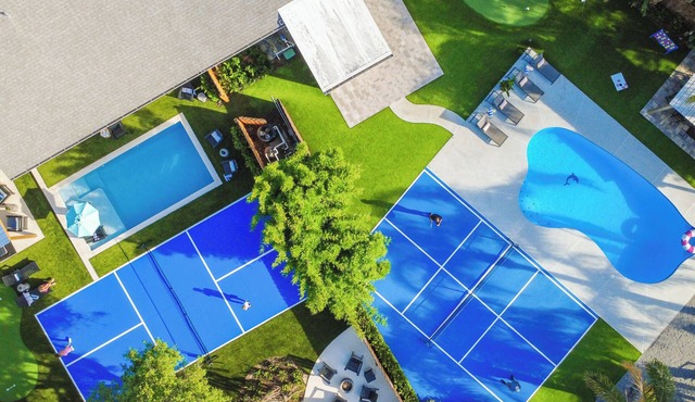 2 homes 2 Pools 2 Courts Sleeps 18