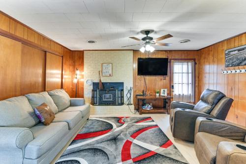 2 Mi to MSU Campus! Family Abode w/Spacious Yard