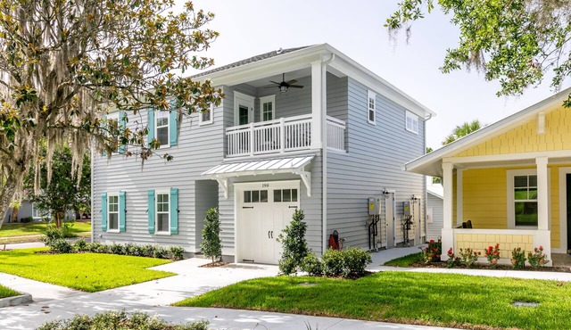 2 min walk to Downtown/KING BED/Golf Cart Rental/Pet Friendly!