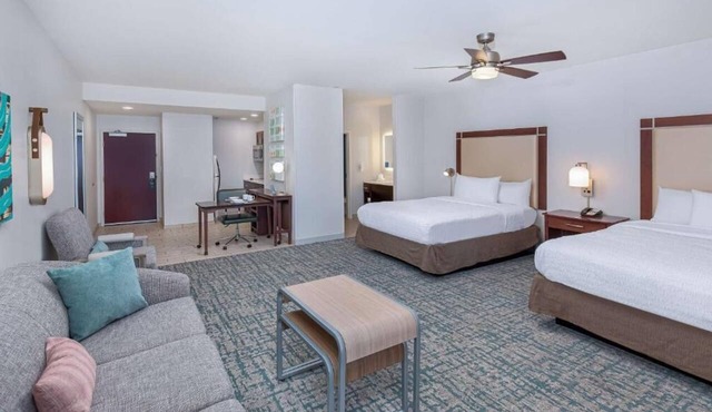 2 Queen Studio Retreats | Indoor Pool, Free Breakfast & Parking