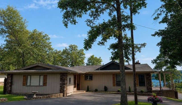 2 Story lakefront home- on the Narrow's of Greers Ferry Lake