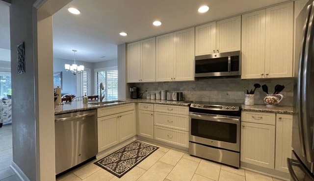 2022 6 PASSENGER GOLF CART Largest Beachwalk! 3bd/3ba. Sleeps 8, WITH LAKE VIEWS