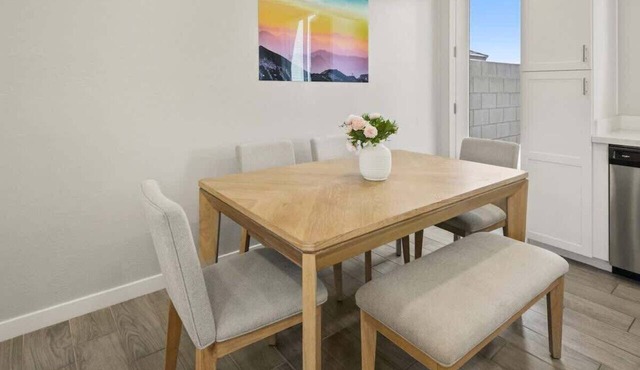 2B2B Free Parking & Premium Beds in Glendale