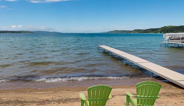 2BR Cozy Cabin Crystal Lake private beach 15 to min Crystal Mtn. EZ ice fishing