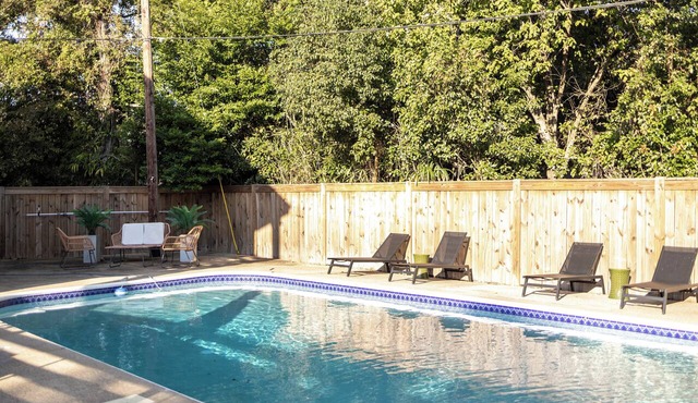 2BR w/POOL & GOLF CART! Perfect location near the Beach and Downtown! Porter #6