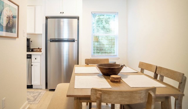 2BR w/POOL in the PERFECT location near Beach and Downtown! Porter #10