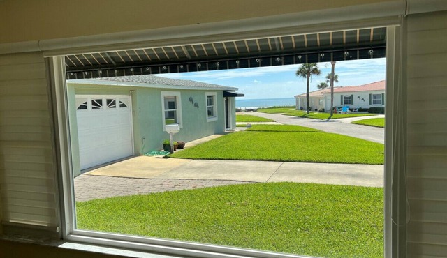 3 Bedroom 2 Bath Pet Friendly Ocean View 4 Houses From Beach in Ormond Beach