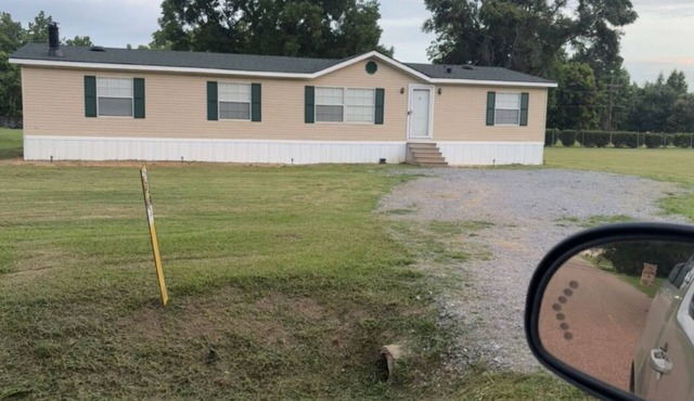 3-bedroom 2 full bath mobile home in nice quiet area 7 beds available