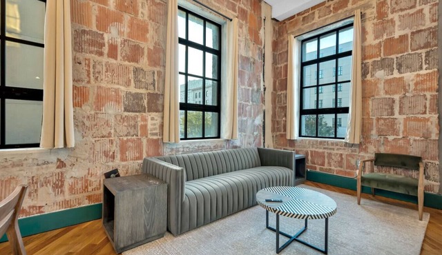 3 Bedroom Apartment, French Quarter, Heart of City, Walk to Bourbon St