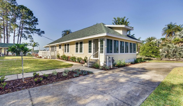 3 Bedroom Lakefront Retreat Near Downtown Tavares