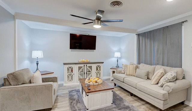 3 BR/3BA- 2 King size BR and 1 double bed, suite style BR. Double BR = 2 beds.