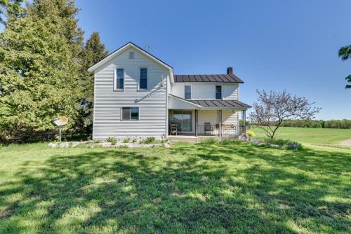 3 Miles to Torch Lake! Farmhouse w/Vineyard View