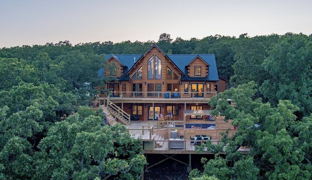 3-Tier Deck + Putting Green + Steam Sauna Private Lake Eufaula Escape in Eufaula