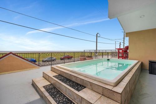 3BR lake retreat - pool, hot tub & balcony views