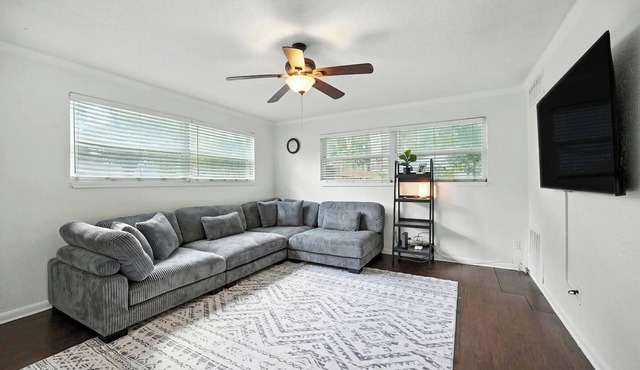 3BR Retreat w/Backyard & Full Kitchen