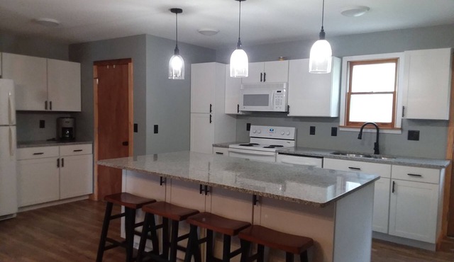 4/2 House on Old Wixom Lake, Sleeps up to 11.