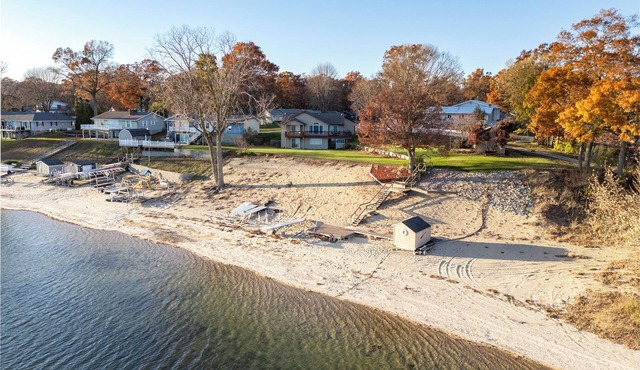 4-bedroom/2.5 bath Lake house in Muskegon on peaceful Wolf Lake