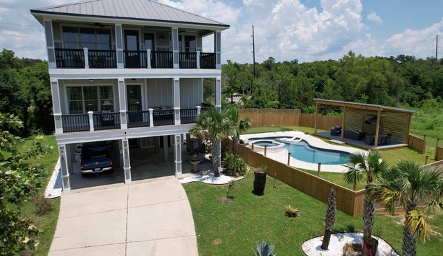 4 BR/4 Ensuite Bath/Games/Walk to Beach & Heated Pool/Spa