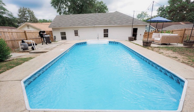 4BD & 3BA Mediterranean Oasis w/Pool, BBQ & Game Room. 10 miles to FT. Benning