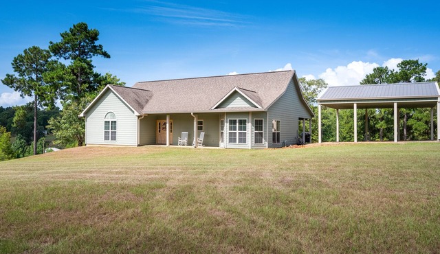 4BD 3BTH, Lakeview, huge covered outdoor patio Firepit, and Fishing @ Jolie Vue