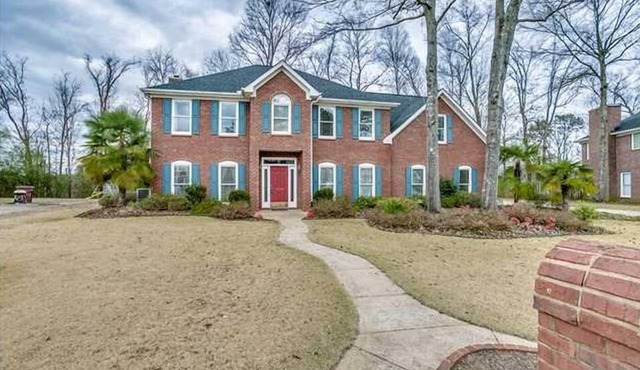 4BR 3.5BA 3400 ft2 home with short drive to campus