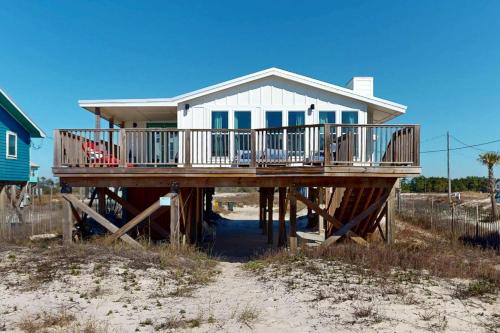 4th-Floor Gulf-Front Condo with Shared Outdoor Pool Central AC Private Balcony