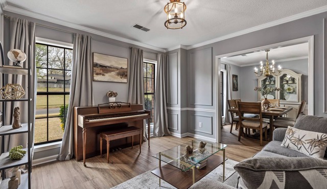 5BR Near Graceland Sleeps 10 with Piano, Fire Pit, and Games