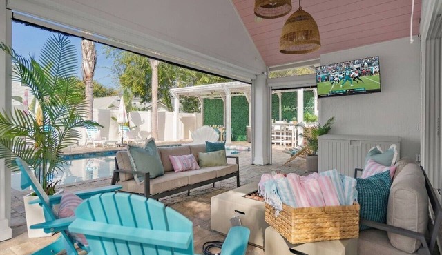5BR Oasis: Hot Tub, Dual-Temp Pool, Movie Room