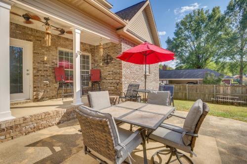 7 Mi to University of Alabama: Family Home w/Yard