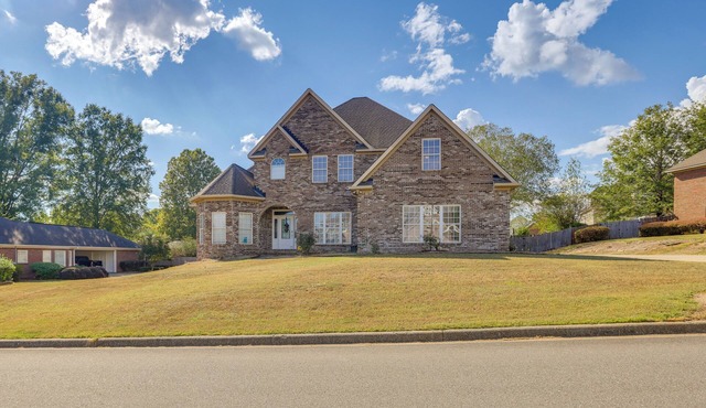 7 Mi to University of Alabama: Family Home w/Yard