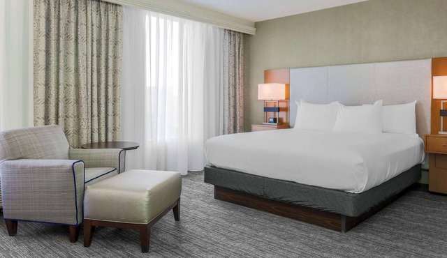 7 Miles to Downtown Atlanta – Restful Room w/Seasonal Pool Access + Shuttle
