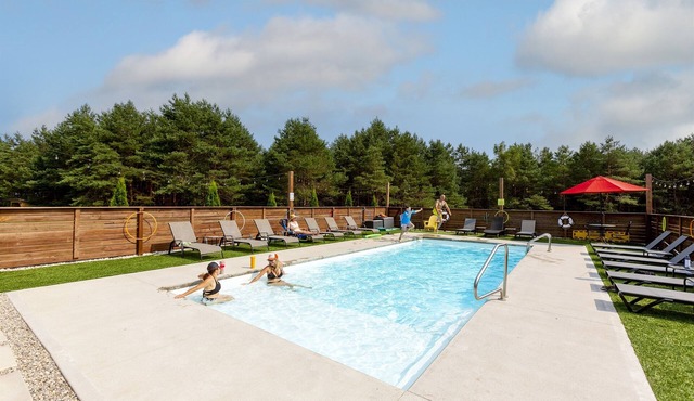 70’s Lodge – Spa Retreat for Big Friend & Family Groups with Pool & Pickleball