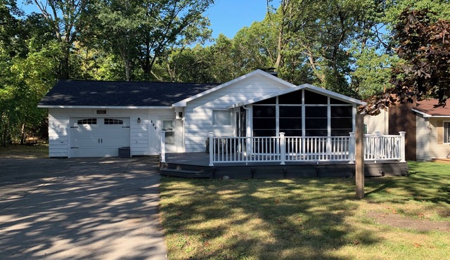 Across from Mac Wood's Dune Ride in Silver Lake 3 bdrm, A/C, sunroom, large deck